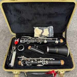 ✅Selmer Bb Clarinet Soloist 300  Case & Accessories Serial P0193283 CLSOL300R